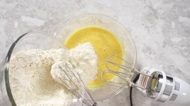 Tarçınlı çörek pişirmek için hamur yapmak..