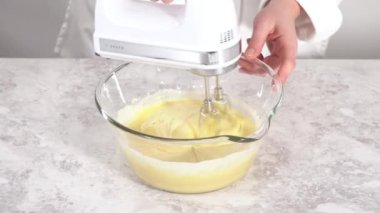 Tarçınlı çörek pişirmek için hamur yapmak..