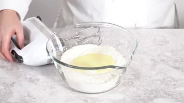 Tarçınlı çörek pişirmek için hamur yapmak..