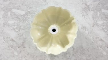 Limonlu pasta için form hazırlıyorum. 