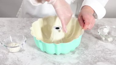 Limonlu pasta için form hazırlıyorum. 