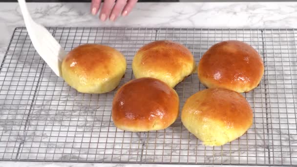 Soğutma Rafında Taze Pişmiş Çörekler — Stok video