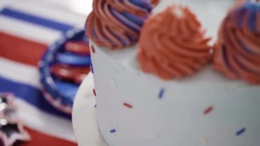 Üç katlı vanilyalı pastaya yaklaş..