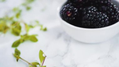 Organik şeftali ve böğürtlenli ricotta tostu yapıyorum..