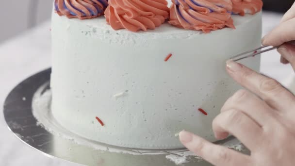 Gros Plan Gâteau Vanille Rond Trois Couches — Video