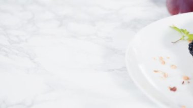 Ciabatta ekmeğinde ricotta ve şeftalili tost yapmak için organik şeftali dilimliyorum..