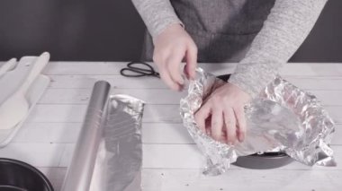 Ev yapımı şekerleme yapmak için pişirme kabını folyoyla kaplıyorum..