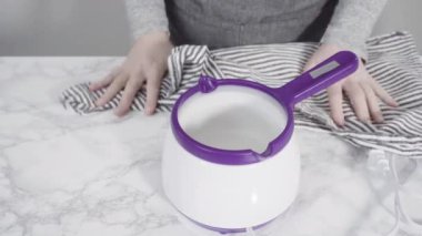 Erimiş kırmızı çikolata parçalarından çikolata kalpler ve öpücükler yapmak.