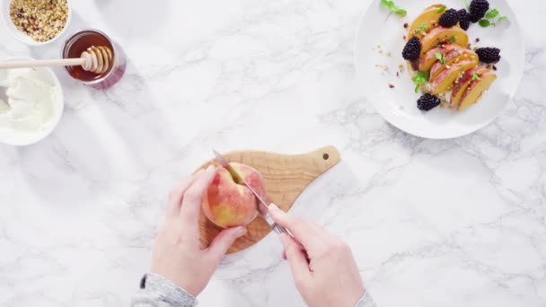 Виготовлення Тостів Рикоттою Органічними Персиками Ягодами — стокове відео