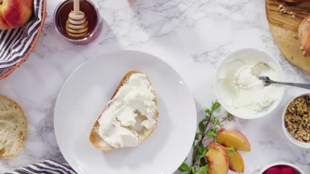 用有机桃子和浆果做番茄酱面包 — 图库视频影像