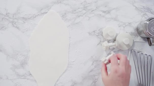 Вирізання Сніжинок Різаками Печива Білої Помадки Мармуровому Лічильнику — стокове відео
