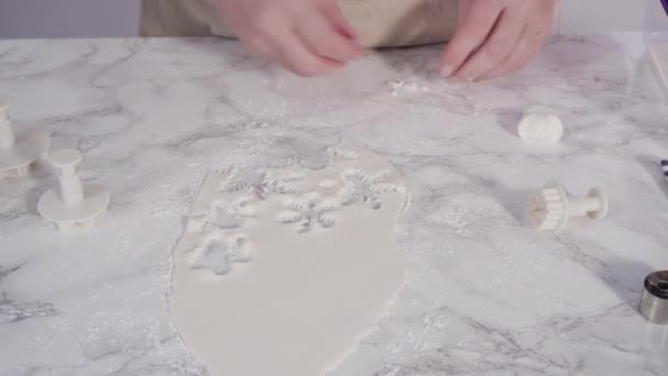 Schneeflocken Mit Ausstechformen Aus Weißem Fondant Auf Einer Marmortheke Ausschneiden — Stockvideo