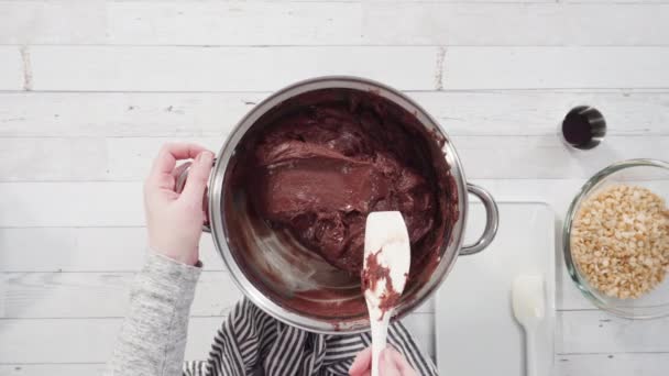 Derretimiento Chips Chocolate Olla Cocción Para Hacer Caramelo Nuez Macadamia — Vídeo de stock