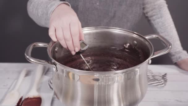 Derretimiento Chips Chocolate Olla Cocción Para Hacer Caramelo Nuez Macadamia — Vídeos de Stock