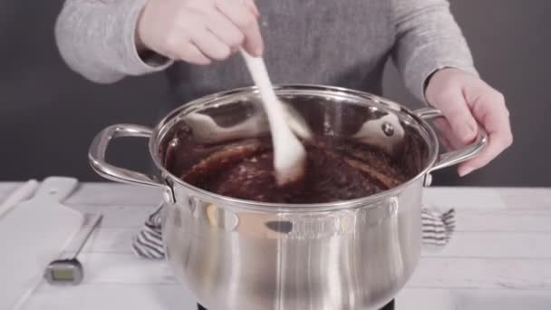 Αναμιγνύοντας Συστατικά Στην Κατσαρόλα Για Κάνει Απλή Σοκολάτα Fudge — Αρχείο Βίντεο