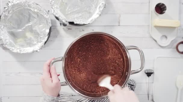 把配料混合在锅里 做成简单的巧克力软糖 — 图库视频影像
