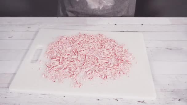 사탕수수 사탕을 조각으로 쪼개는 — 비디오