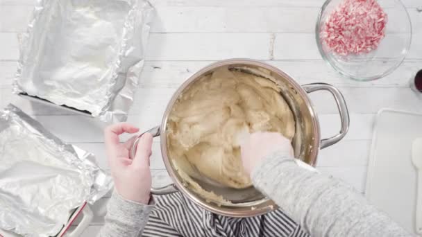 Výroba Červených Sametových Cupcakes Míchání Ingrediencí — Stock video
