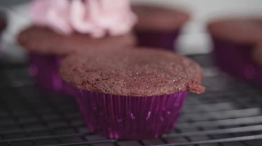 Çikolata kırmızısı kalpler ve öpücüklerle süslü kırmızı kadife kekler..