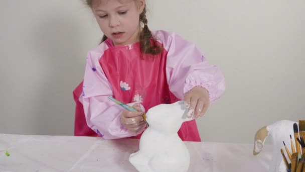 Kleines Mädchen Bei Der Arbeit Ihrem Kunstprojekt Für Fernunterricht Hause — Stockvideo