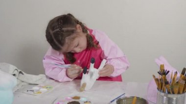 Küçük kız COVID-19 salgınında evde uzaktan öğrenim için sanat projesi üzerinde çalışıyor..
