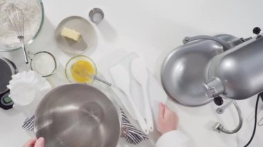 Kadın mutfakta yemek yapmak için hamur hazırlıyor.