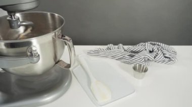Tarçınlı çörek pişirmek için hamur yapmak..