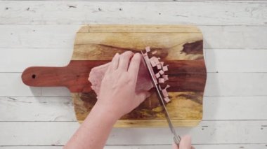 Ağaç kesme tahtasıyla organik ballı jambon kesmek.