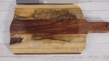 Ağaç kesme tahtasındaki organik kırmızı dolma biberler..