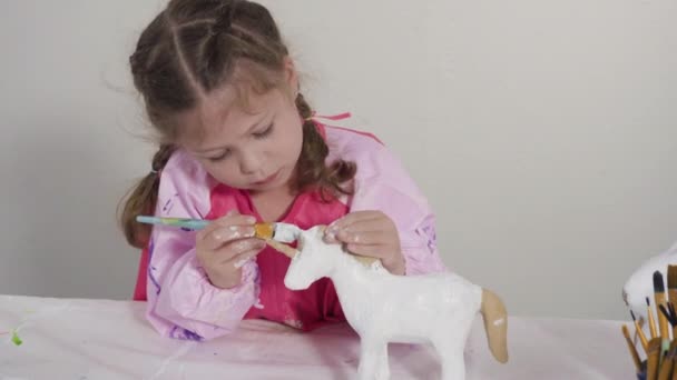 Menina Trabalhando Seu Projeto Arte Para Ensino Distância Casa Durante — Vídeo de Stock