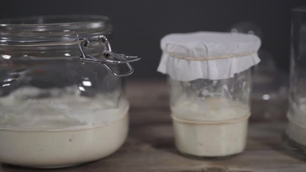 Voeden Zuurdesem Voorgerecht Een Glazen Pot Metselwerk Voor Het Bakken — Stockvideo