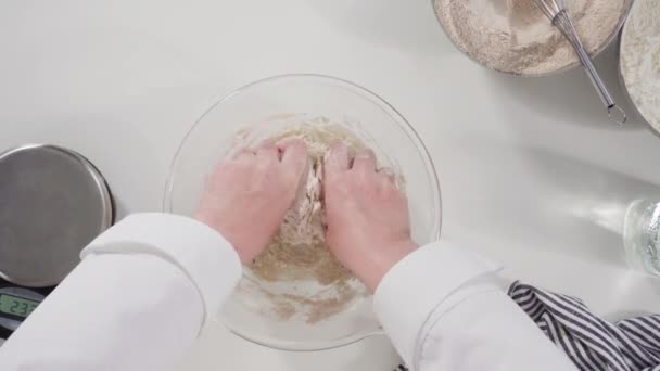 Vrouw Voorbereiding Deeg Voor Het Koken Keuken — Stockvideo