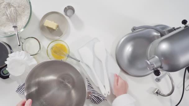 Kadın Mutfakta Yemek Yapmak Için Hamur Hazırlıyor — Stok video