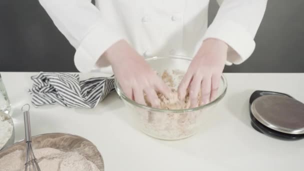 Vrouw Voorbereiding Deeg Voor Het Koken Keuken — Stockvideo