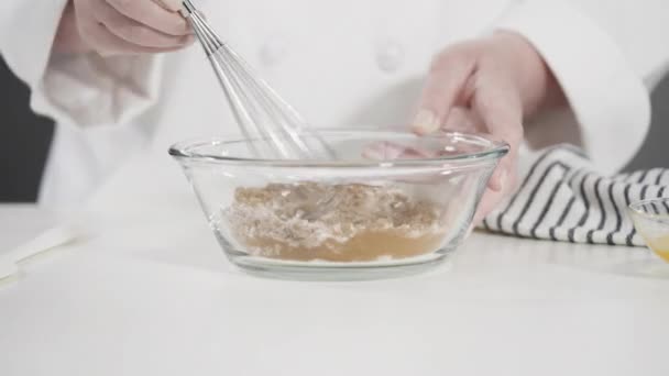 Dokonywanie Toczenia Ciasta Francuskim Wałkiem Pieczenia Bułek Cynamonu — Wideo stockowe