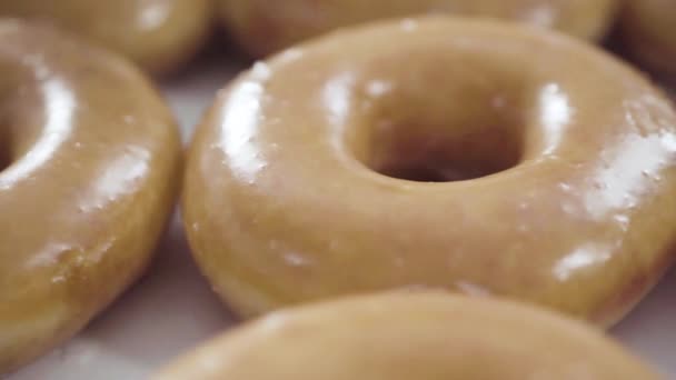 Donuts Mit Glasur Der Schachtel — Stockvideo