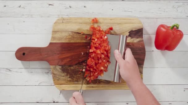 Mincing Biologische Rode Paprika Een Hout Snijplank — Stockvideo