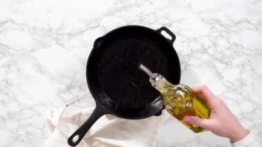 Ispanak ve jambonlu frittata hazırlıyorum.