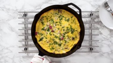 Ispanak ve jambonlu frittata.