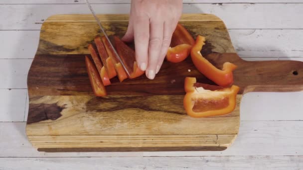 Bio Paprika Auf Einem Holzschneidebrett Hacken — Stockvideo