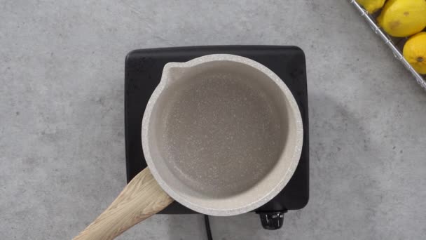 Stap Voor Stap Suikerstroop Bereiden Voor Gebakjes Een Steelpan — Stockvideo