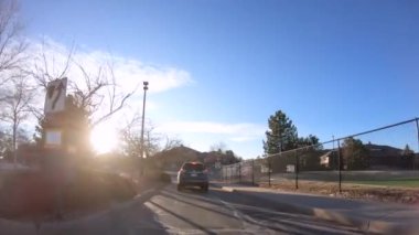 Denver, Colorado, ABD-13 Ocak 2020 - Amerika 'nın banliyölerinde tipik asfalt yollarda sürüş.