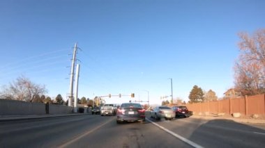 Denver, Colorado, ABD-13 Ocak 2020 - Amerika 'nın banliyölerinde tipik asfalt yollarda sürüş.