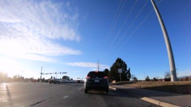 Amerika 'nın lüks semtlerinde tipik asfalt yollarda araba kullanmak.