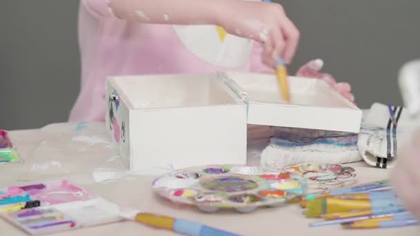 Küçük Kız Ahşap Bir Kutuya Akrilik Boyalı Beyaz Bir Tek — Stok video
