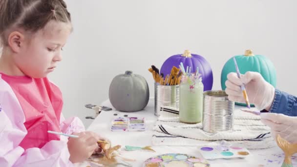 Niña Pintando Pequeña Calabaza Artesanal — Vídeo de stock