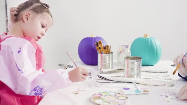 Dívka Malování Malé Řemeslo Dýně — Stock video