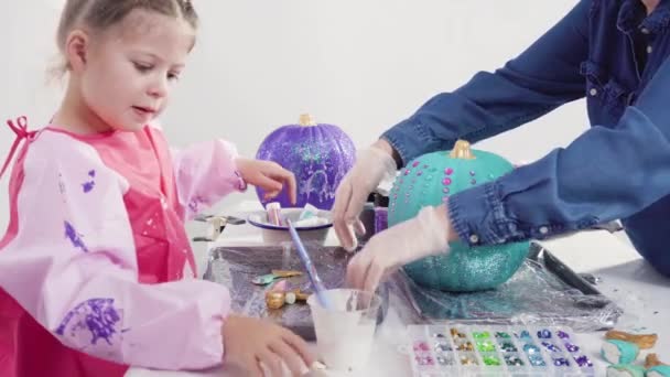 Niña Pintando Pequeña Calabaza Artesanal — Vídeo de stock