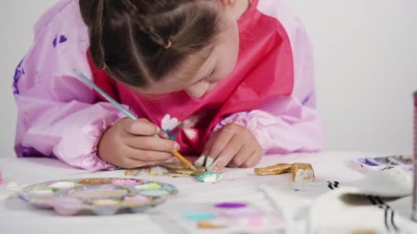 Menina Pintando Pequena Abóbora Artesanal — Vídeo de Stock