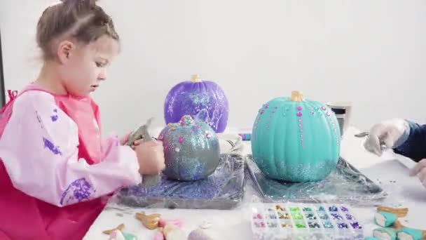 Kleines Mädchen Bemalt Kleinen Handwerklichen Kürbis — Stockvideo